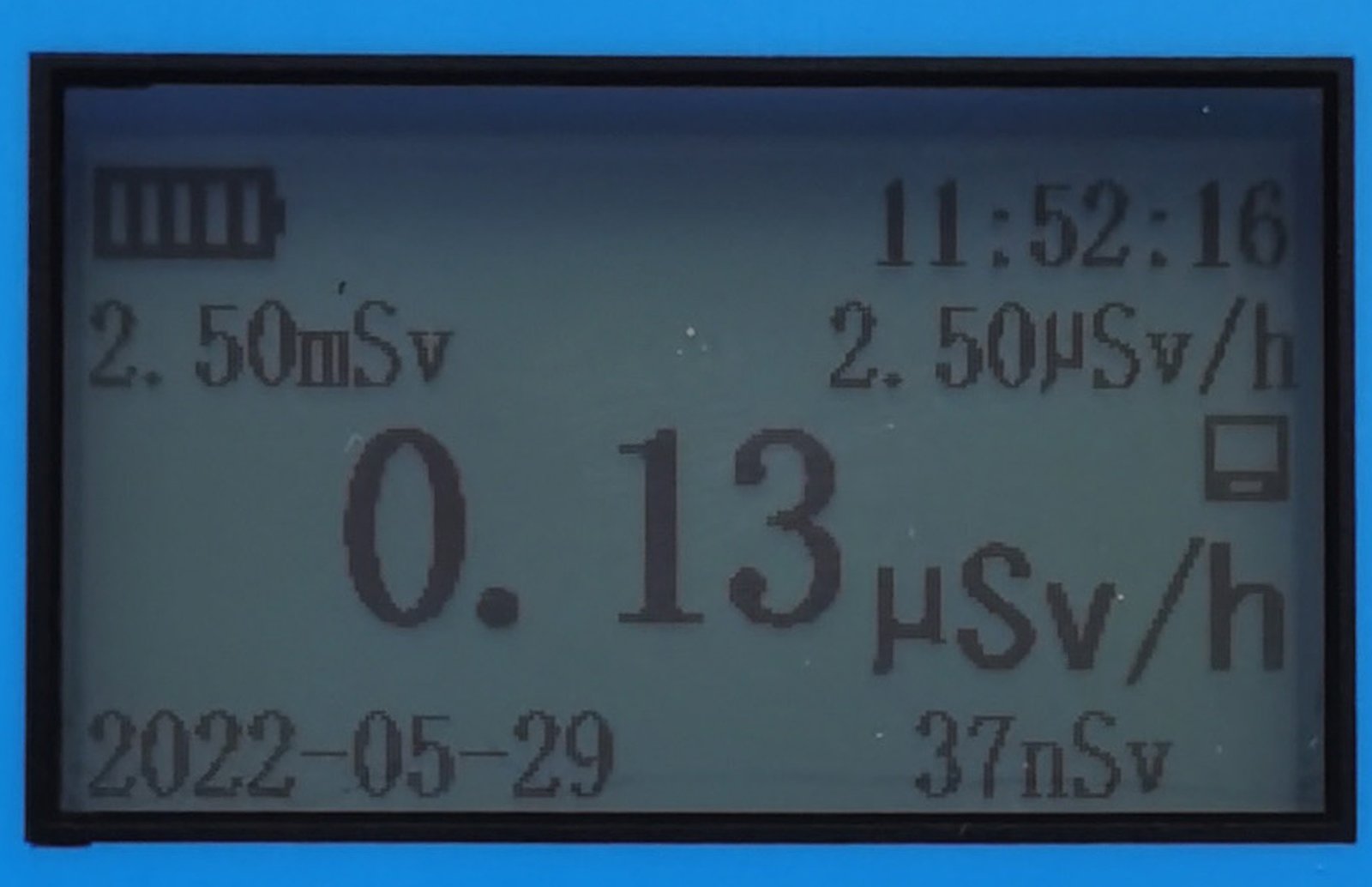 ภาพระยะใกล้ของหน้าจอเครื่องวัดรังสีมือถือ: ตัวใหญ่ 0.13 μSv/h, ขวาล่าง 37 nSv, ซ้ายบน 2.50 mSv, ขวาบน 2.50 μSv/h